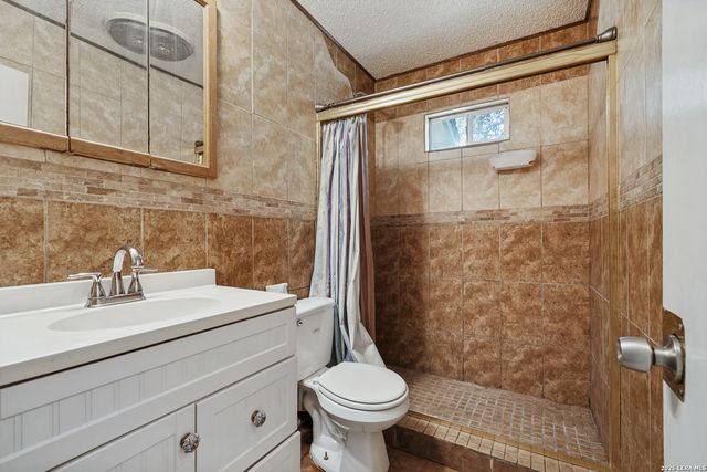 304A Fox Run, Devine, TX 78016