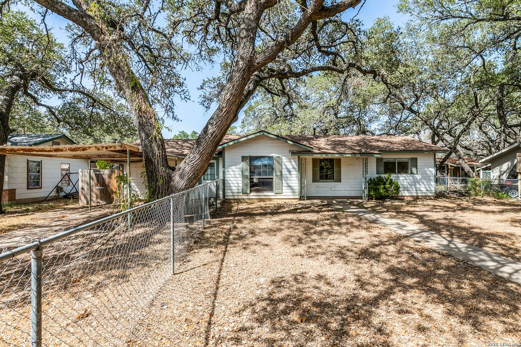 304A Fox Run, Devine, TX 78016