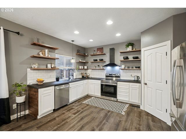 13165 Wickiup Dr, Oregon City, OR 97045