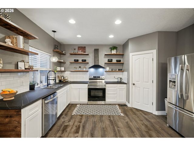 13165 Wickiup Dr, Oregon City, OR 97045