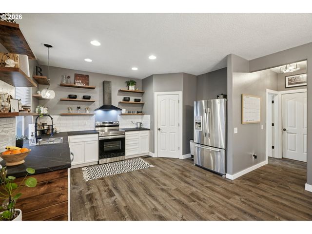 13165 Wickiup Dr, Oregon City, OR 97045