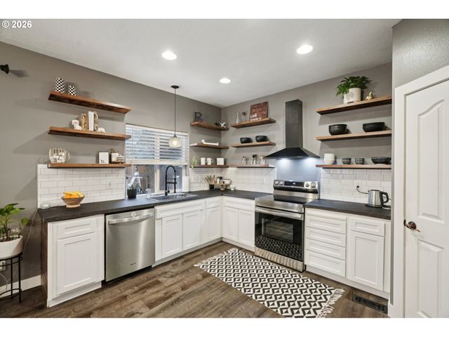 13165 Wickiup Dr, Oregon City, OR 97045