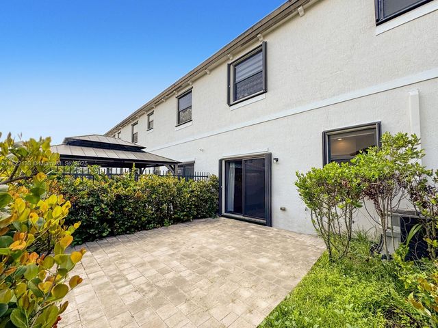 6011 W Paso Fino Pl, Davie, FL 33314