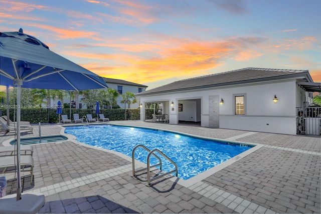 6011 W Paso Fino Pl, Davie, FL 33314