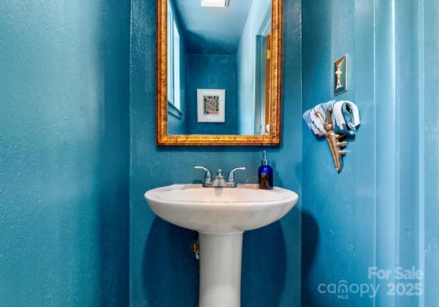 916 E Park Drive, Lincolnton, NC 28092