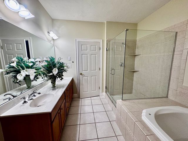 308 Sprucewood Ln 308, Clinton, MA 01510