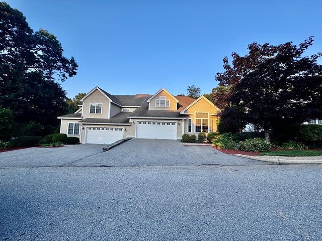 308 Sprucewood Ln 308, Clinton, MA 01510