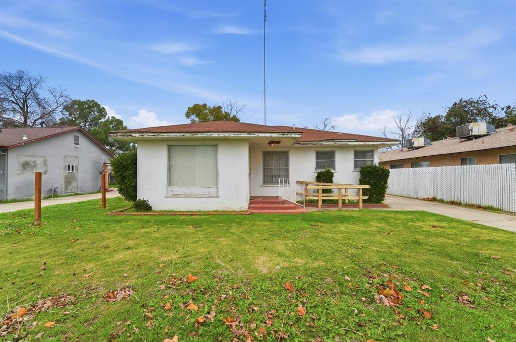 1127 W 19th St, Merced, CA 95340