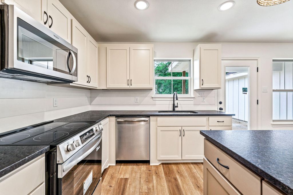 Image 10 of property listing at 3611 Grape Creek Road, San Angelo, TX 76903