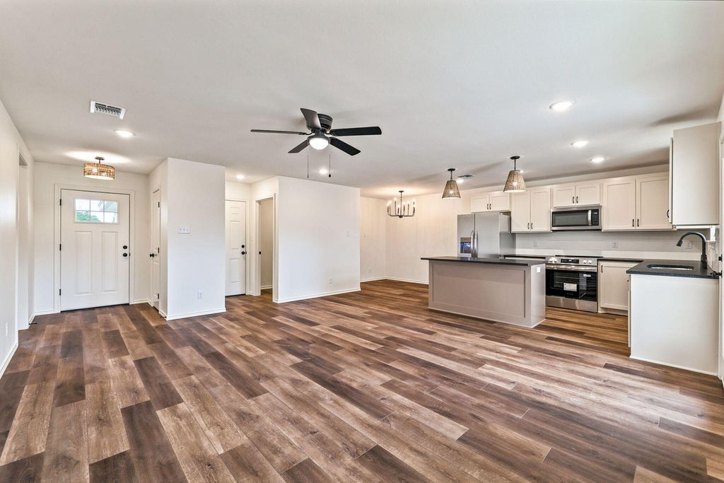 Image 6 of property listing at 3611 Grape Creek Road, San Angelo, TX 76903