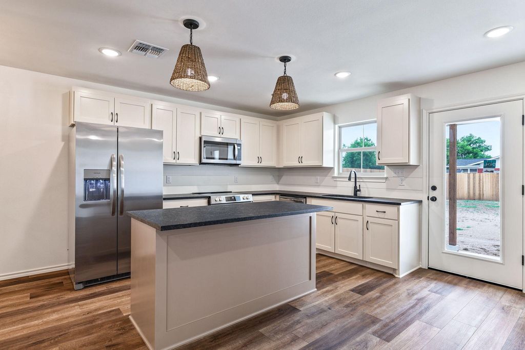 Image 8 of property listing at 3611 Grape Creek Road, San Angelo, TX 76903