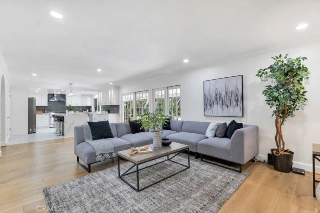 19208 Vista Grande, Northridge, CA 91326