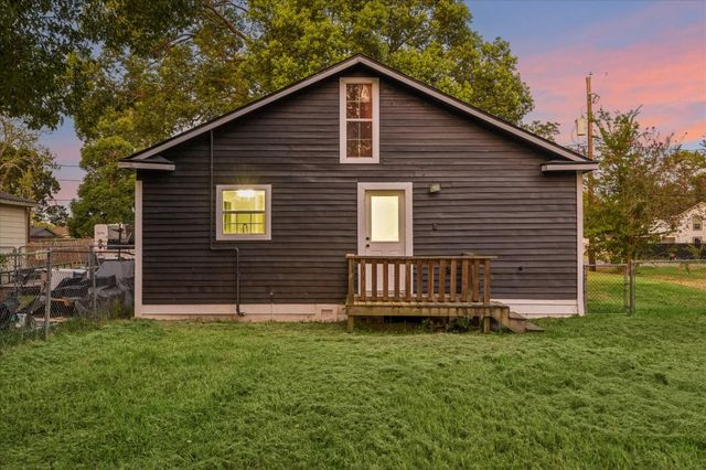 5122 Avenue L, Santa Fe, TX 77510