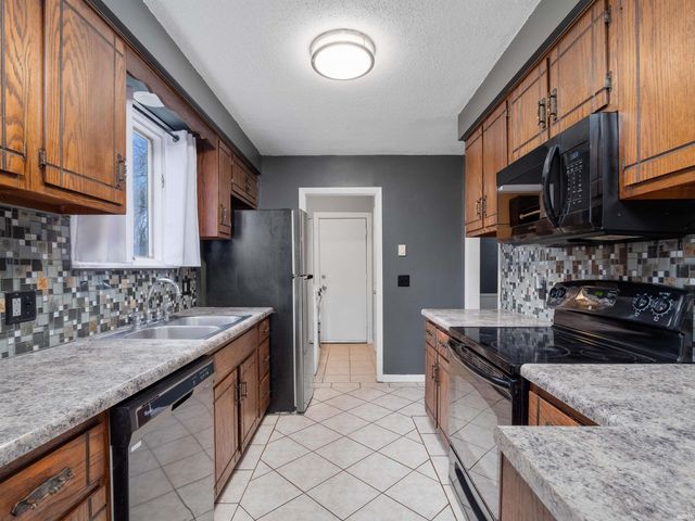 2103 Skyhawk Drive, Fort Wayne, IN 46815