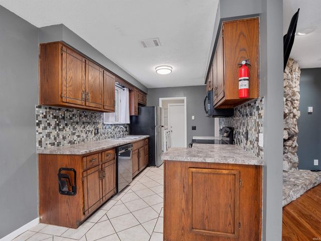 2103 Skyhawk Drive, Fort Wayne, IN 46815