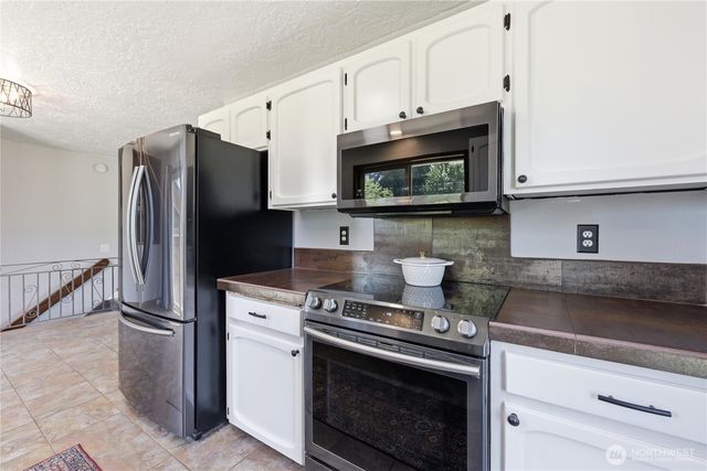 102 SHERWOOD Lane, Castle Rock, WA 98611