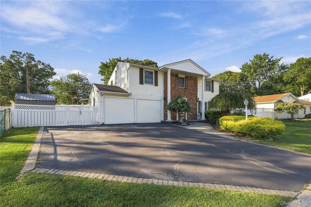 16 Imperial Drive, Selden, NY 11784