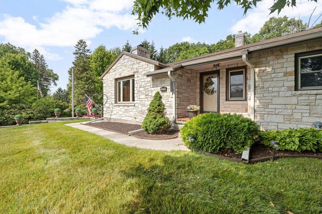 225 Kettle Moraine DRIVE N, Slinger, WI 53086