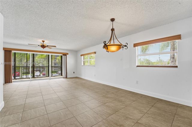 700 SW 137th Ave 215H, Pembroke Pines, FL 33027