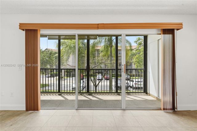 700 SW 137th Ave 215H, Pembroke Pines, FL 33027