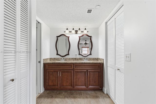 700 SW 137th Ave 215H, Pembroke Pines, FL 33027