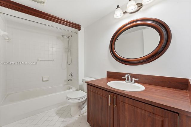 700 SW 137th Ave 215H, Pembroke Pines, FL 33027