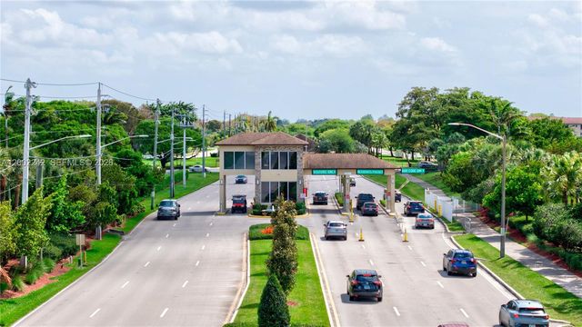 700 SW 137th Ave 215H, Pembroke Pines, FL 33027