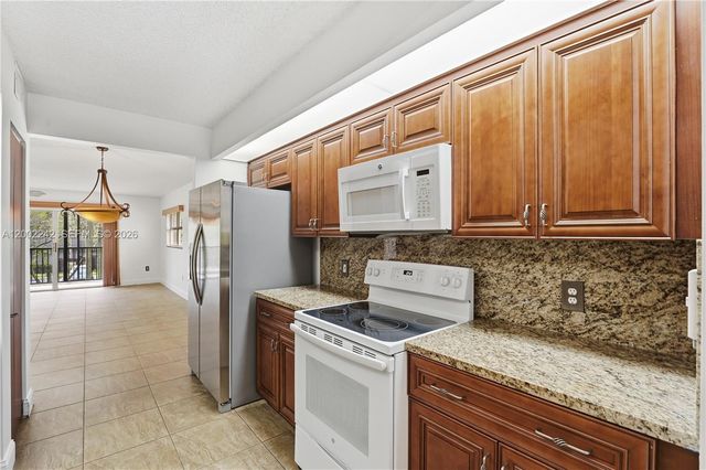 700 SW 137th Ave 215H, Pembroke Pines, FL 33027