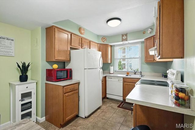 2 Delcrest Court 202, University City, MO 63124