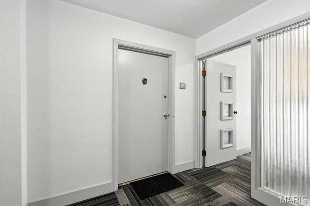 2 Delcrest Court 202, University City, MO 63124