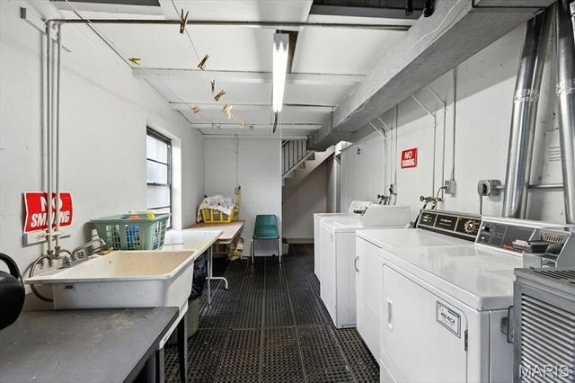 2 Delcrest Court 202, University City, MO 63124