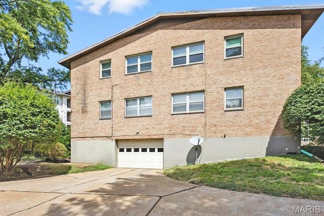 2 Delcrest Court 202, University City, MO 63124
