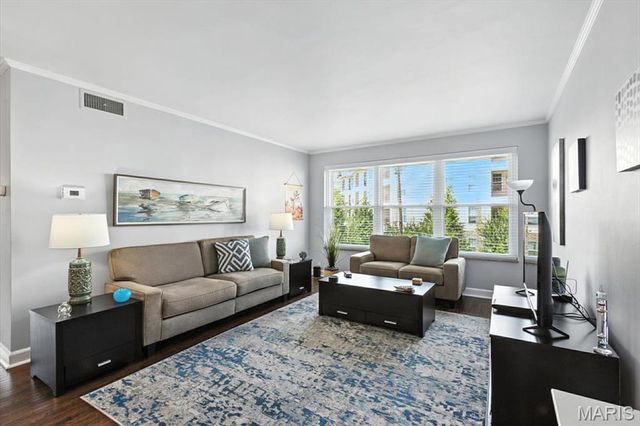 2 Delcrest Court 202, University City, MO 63124