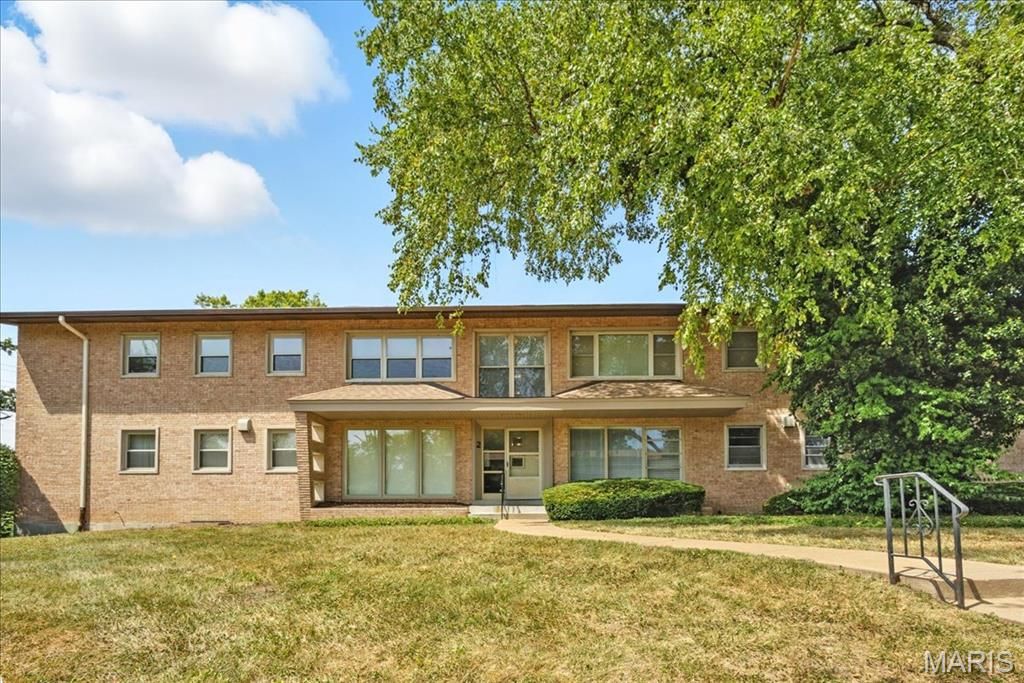 2 Delcrest Court 202, University City, MO 63124