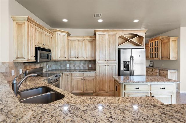 12012 Wickford Place, Yukon, OK 73099