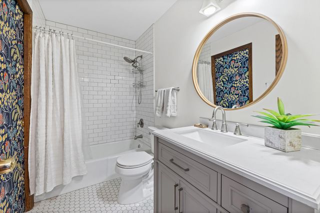 5690 136th Street Court, Apple Valley, MN 55124