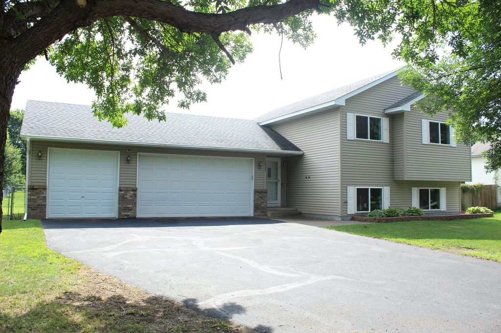 1432 Zachary Street S, Cambridge, MN 55008