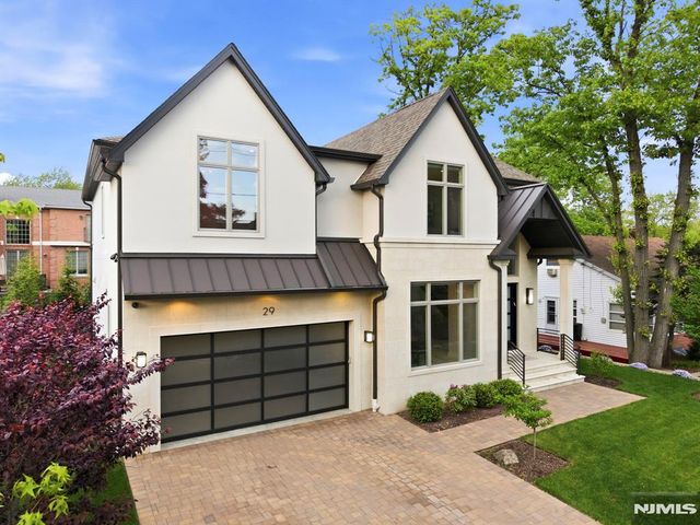 29 Roslyn Avenue, Englewood Cliffs, NJ 07632