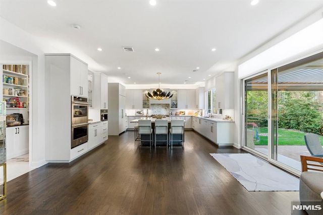 29 Roslyn Avenue, Englewood Cliffs, NJ 07632