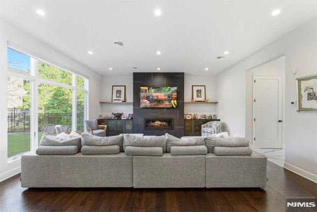 29 Roslyn Avenue, Englewood Cliffs, NJ 07632
