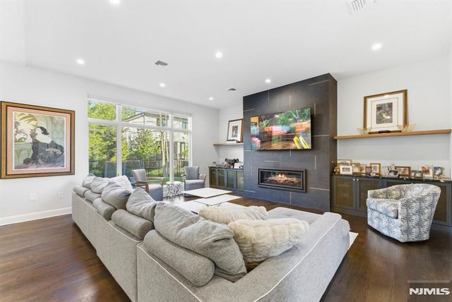 29 Roslyn Avenue, Englewood Cliffs, NJ 07632