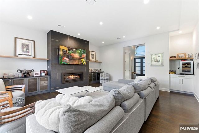 29 Roslyn Avenue, Englewood Cliffs, NJ 07632