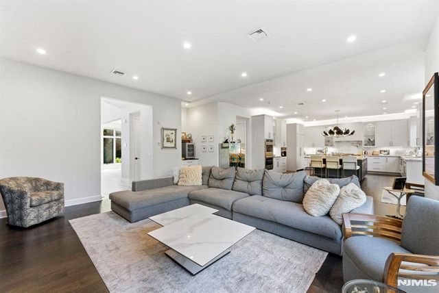 29 Roslyn Avenue, Englewood Cliffs, NJ 07632