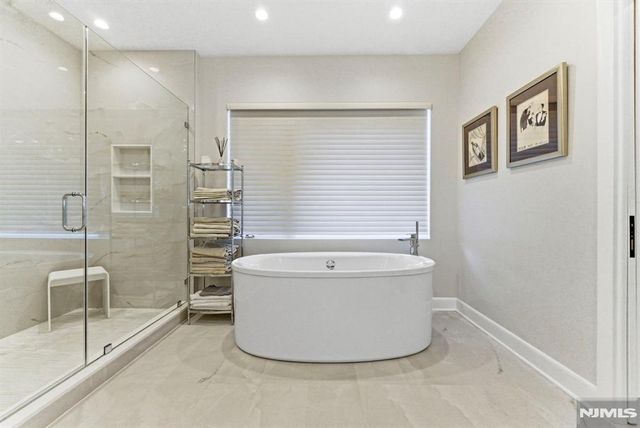 29 Roslyn Avenue, Englewood Cliffs, NJ 07632