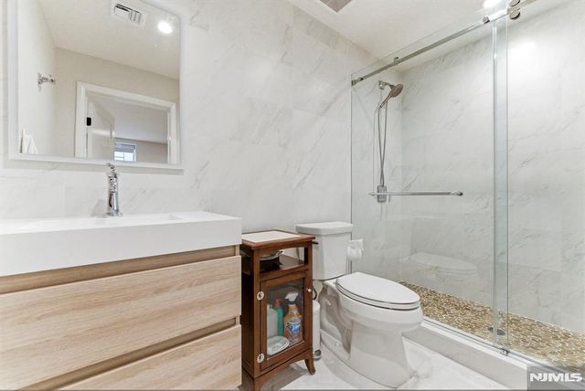 29 Roslyn Avenue, Englewood Cliffs, NJ 07632