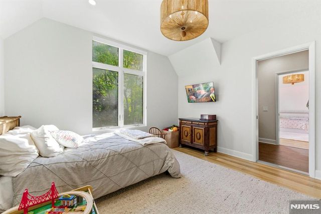 29 Roslyn Avenue, Englewood Cliffs, NJ 07632