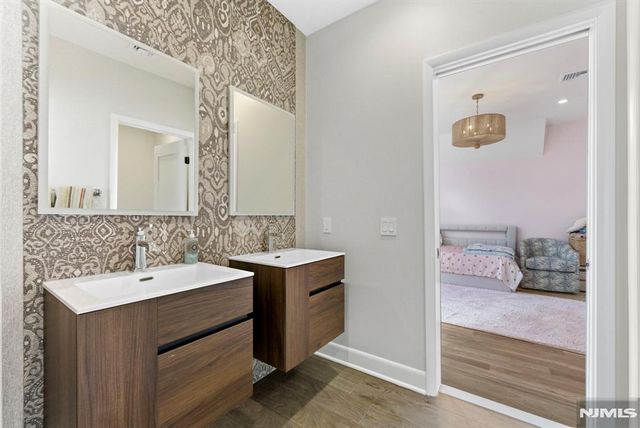 29 Roslyn Avenue, Englewood Cliffs, NJ 07632