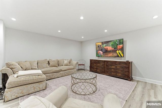 29 Roslyn Avenue, Englewood Cliffs, NJ 07632