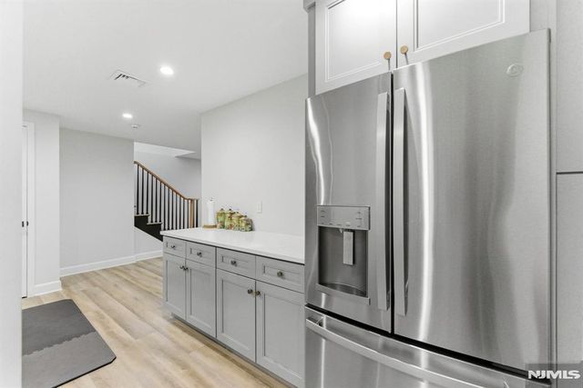 29 Roslyn Avenue, Englewood Cliffs, NJ 07632