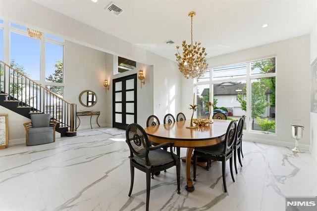 29 Roslyn Avenue, Englewood Cliffs, NJ 07632